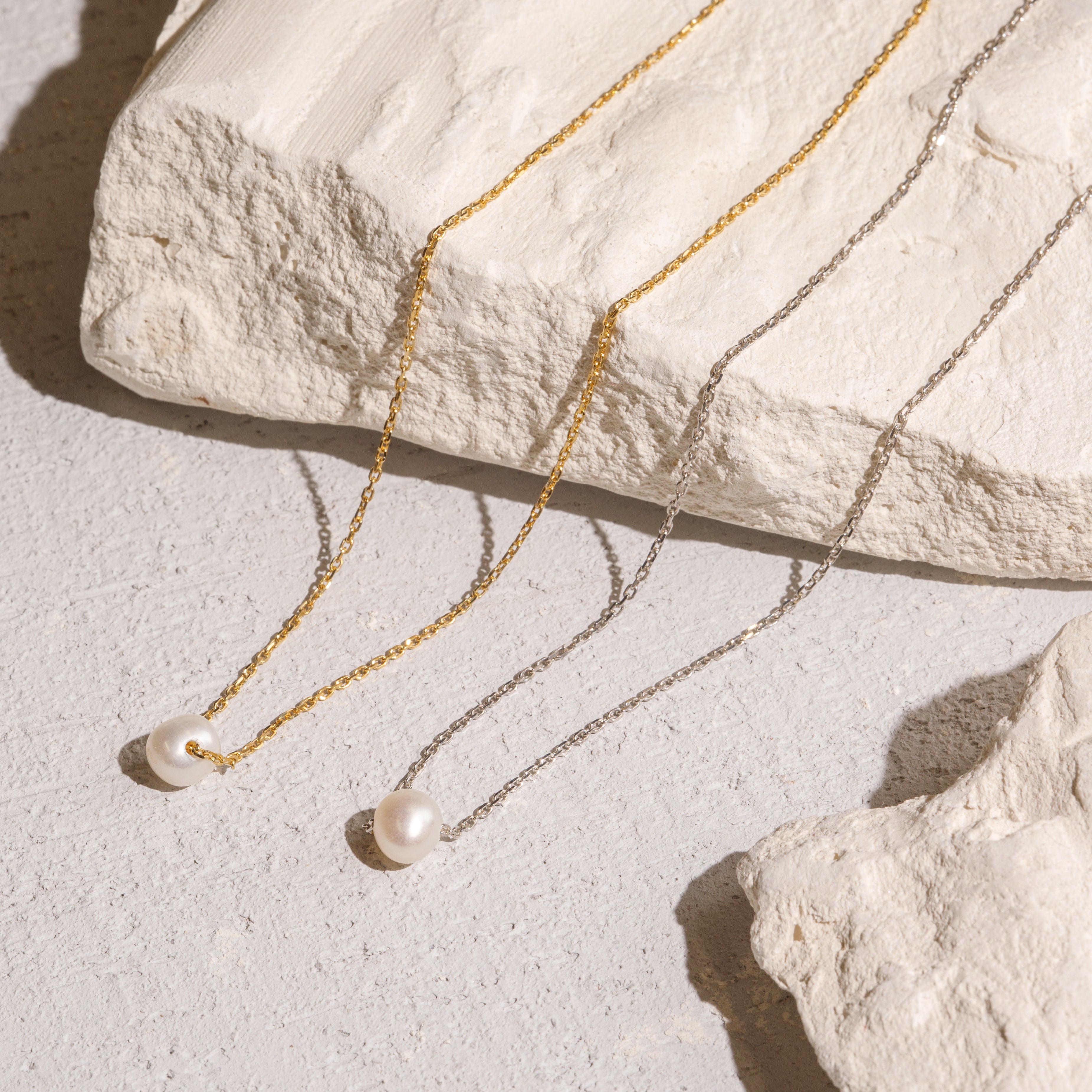 INVISIBLE PEARL NECKLACE