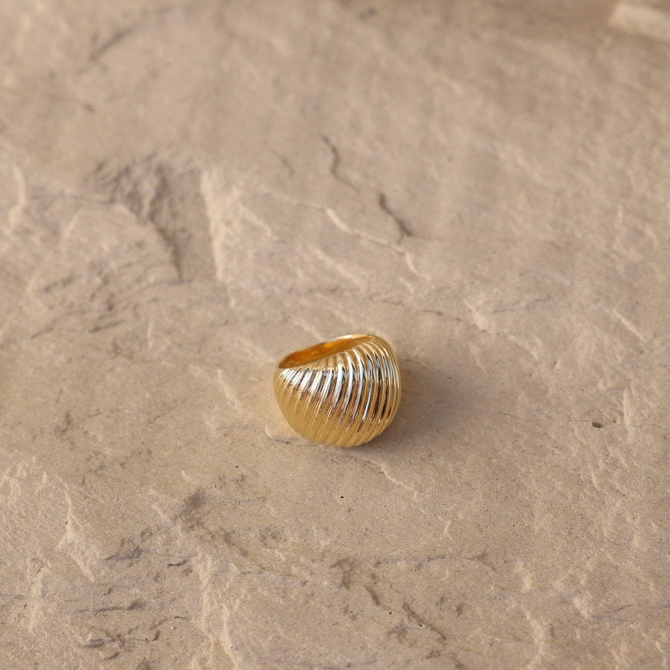 CLEO CLOSED RING