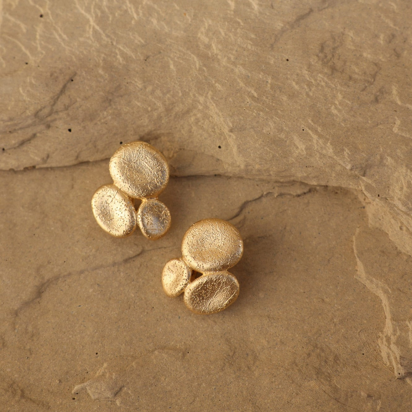 CIRCLE HUG EARRINGS