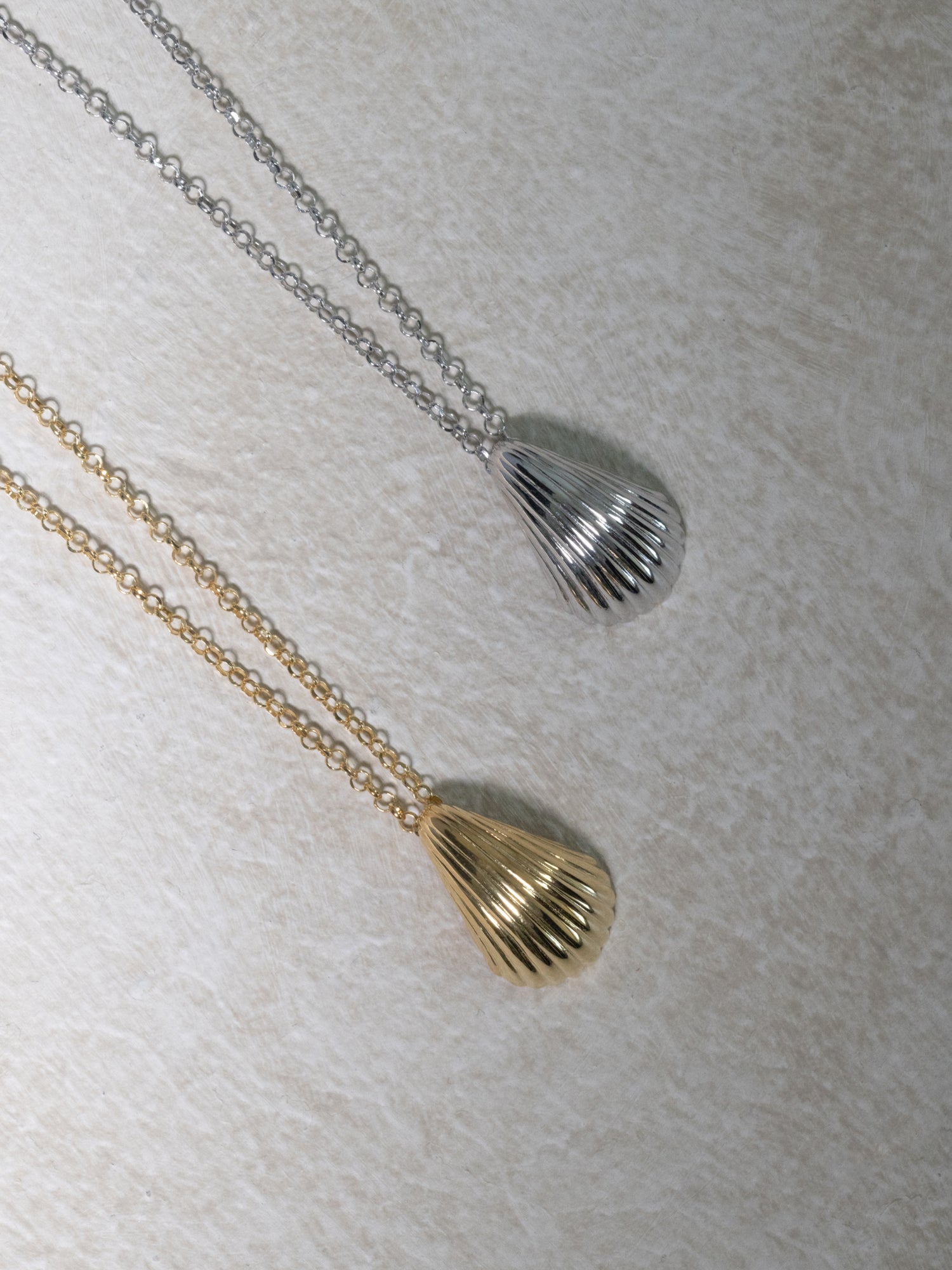 RIBBED SHELL NECKLACE