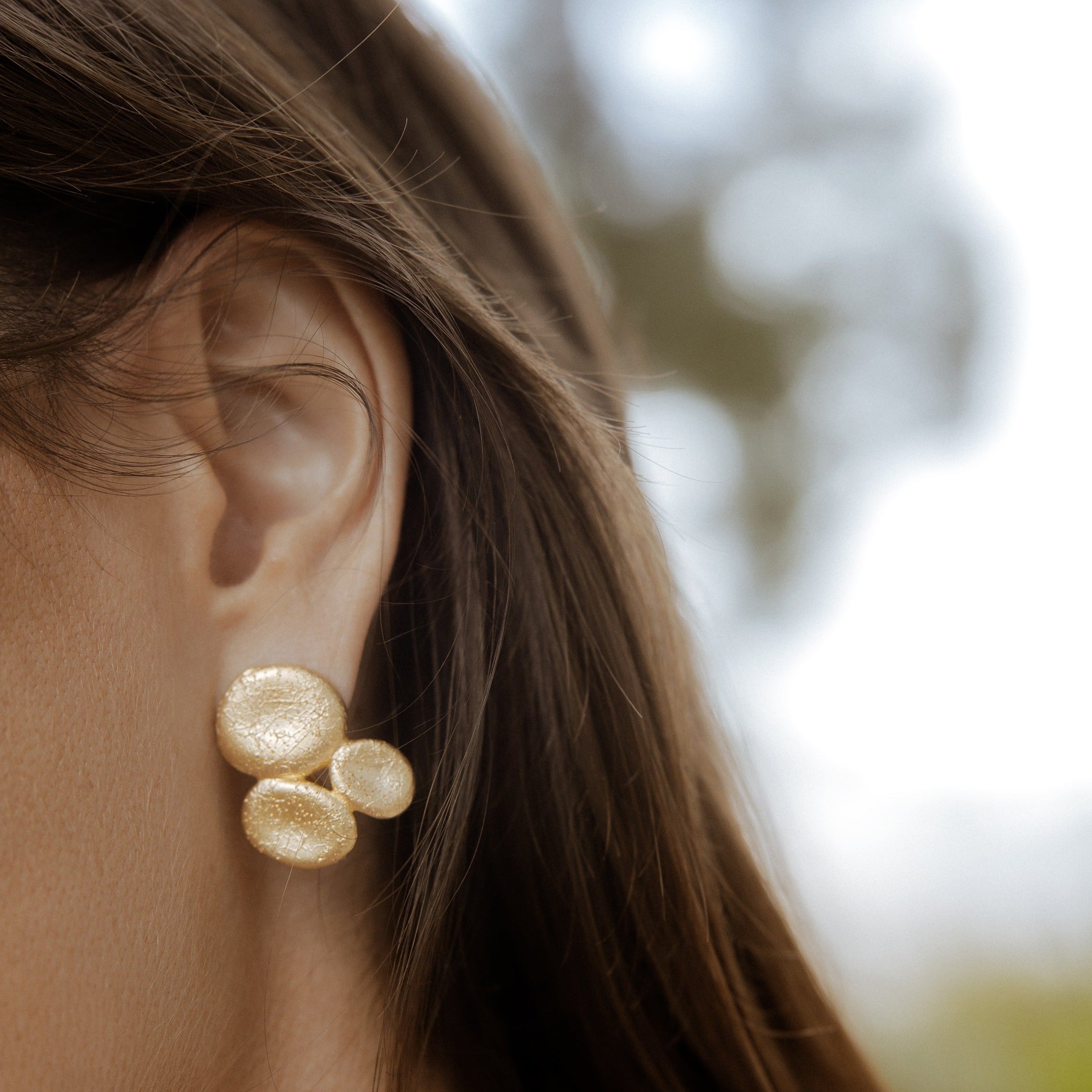 CIRCLE HUG EARRINGS