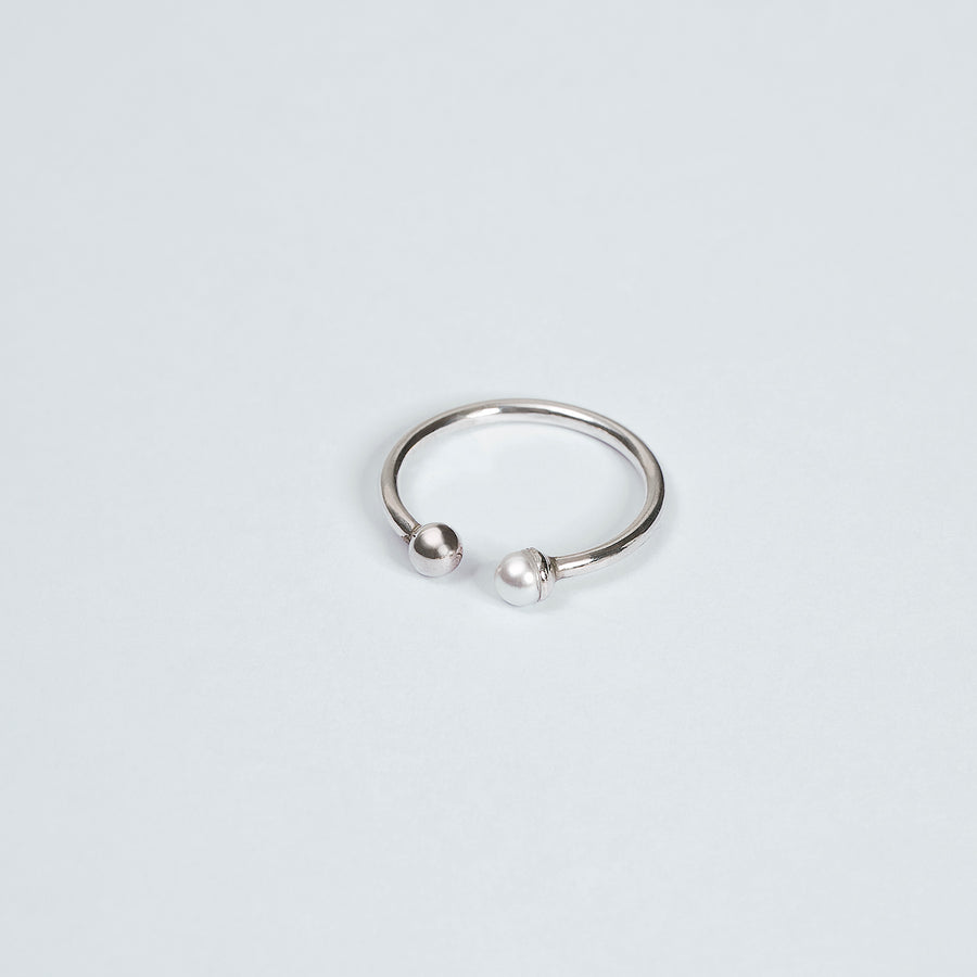 EDGY PEARLS SINGLE RING